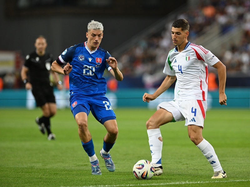 Na snímke vľavo hráč Tomáš Rigo (Slovensko) a futbalista Matteo Prati (Taliansko)