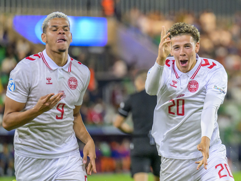 Na snímke dánski futbalisti zľava William Osula a Clement Bischoff sa tešia z gólu