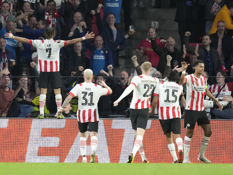 Hráči PSV Eindhoven oslavujú gól