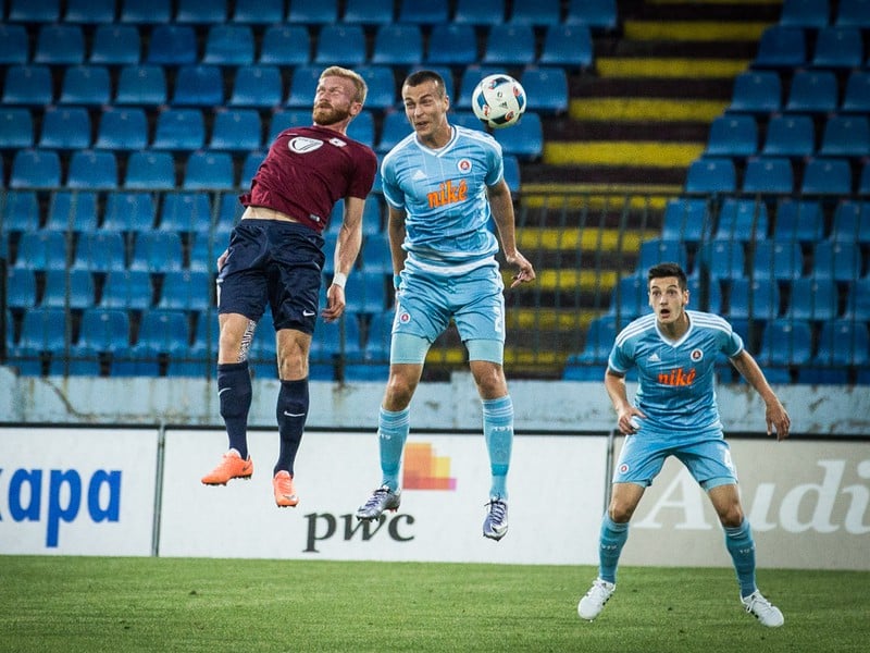 Zľava: Gints Freimanis z FK Jelgava a Boris Sekulič z ŠK Slovan Bratislava