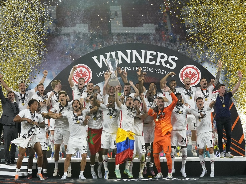 Futbalisti Eintrachtu Frankfurt oslavujú po finálovom triumfe v Európskej lige