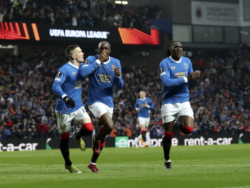 Glen Kamara oslavuje gól v odvete semifinále Európskej ligy Glasgow Rangers - RB Lipsko