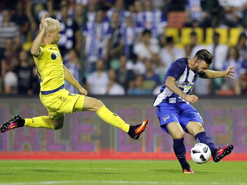 Marvin Plattenhardt a Johan Larsson v súboji Herthy s dánskym Brøndby