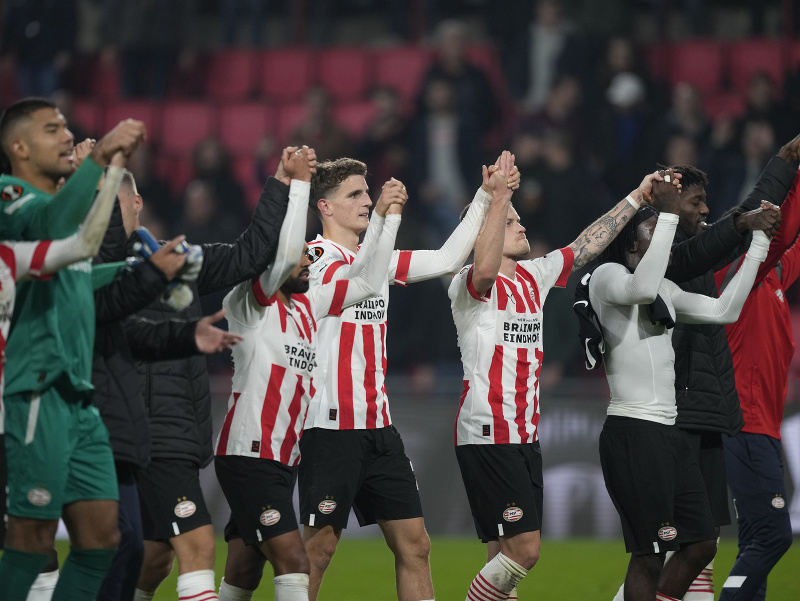 Hráči PSV Eindhoven ďakujú svojím fanúšikom