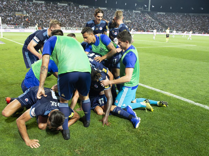 Na snímke radosť hráčov Slovana po strelení gólu na pôde PAOKu Solún 