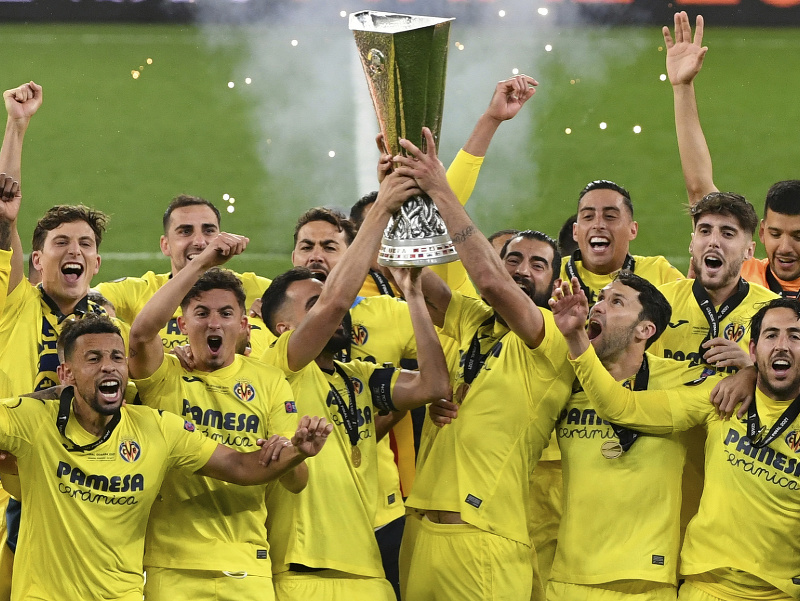 Oslavy hráčov Villarrealu po zisku trofeje Európskej ligy