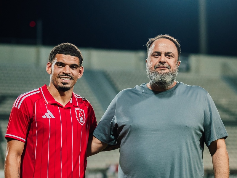 Morgan Gibbs-White a majiteľ klubu Evangelos Marinakis 