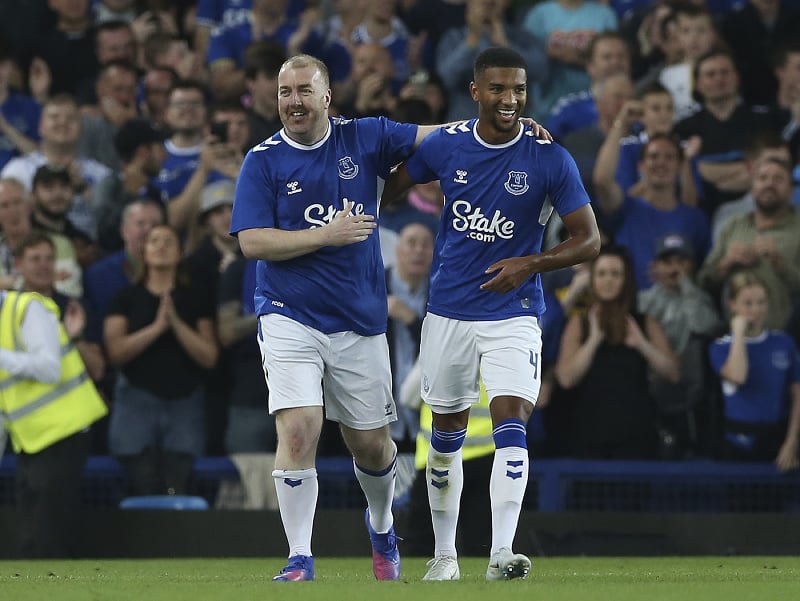 Paul Stratton a Mason Holgate (vpravo) oslavujú penaltový gól Evertonu