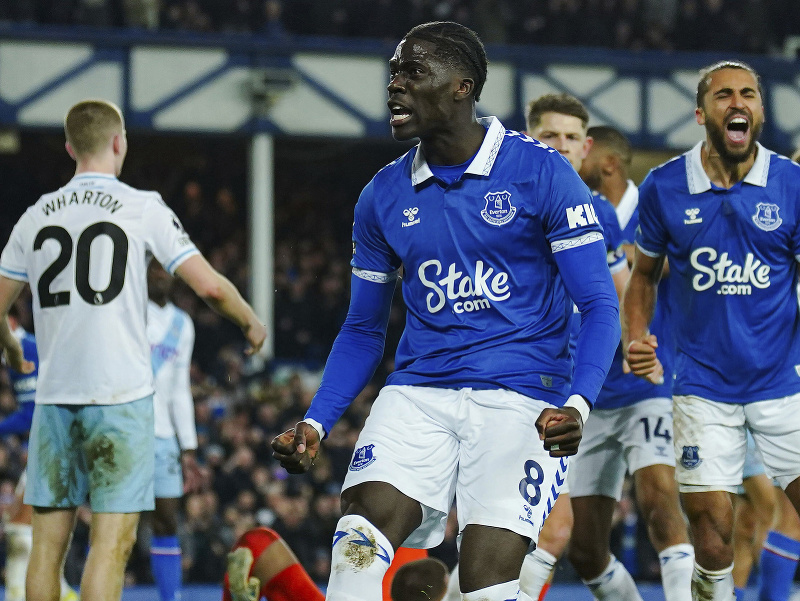 Amadou Onana oslavuje gól v drese Evertonu