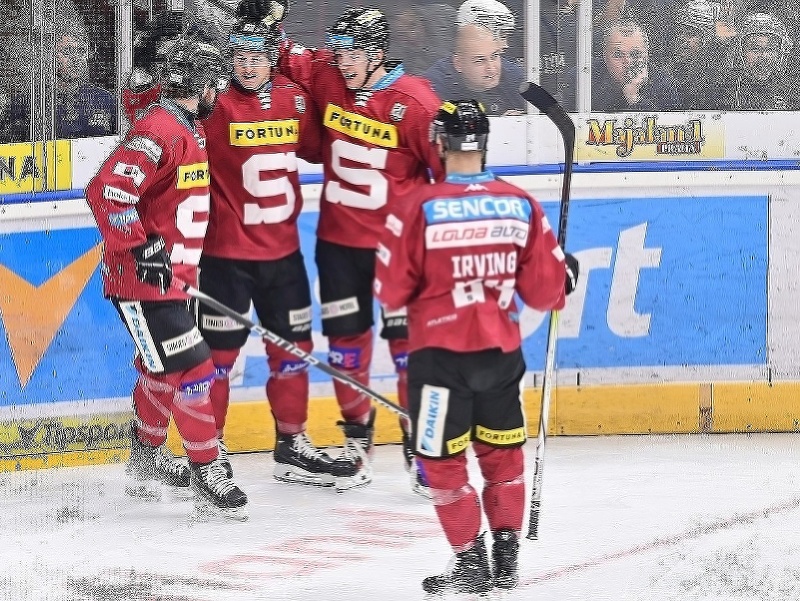 Roman Horák, Josh Kestner, Pavel Kousal a Aaron Irving oslavujú gól Sparty