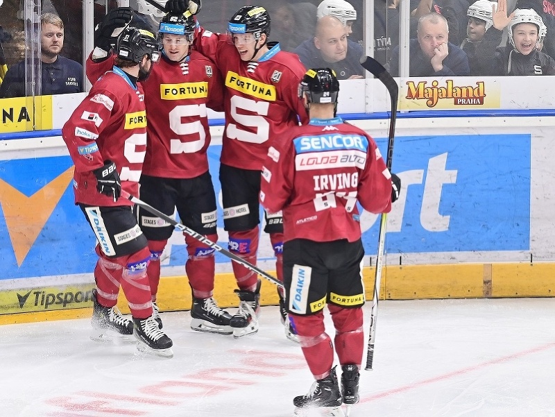 Roman Horák, Josh Kestner, Pavel Kousal a Aaron Irving oslavujú gól Sparty