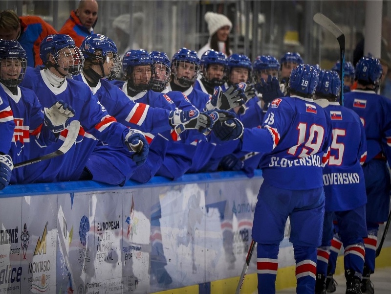 Slovenskí hokejisti sa radujú z gólu