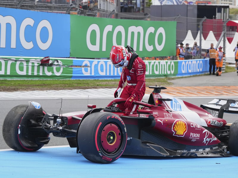 Charles Leclerc po kolízii s Andreom Kimim Antonellim