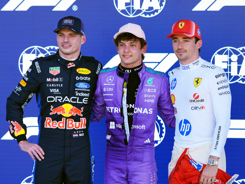 Taliansky jazdec Kimi Antonelli (uprostred) z tímu Mercedes sa teší z víťazstva, po stranách Max Verstappen (vľavo) a Charles Leclerc (vpravo)