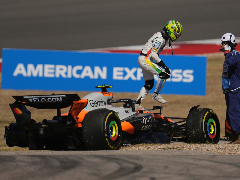 Lando Norris musel po kolízii odstúpiť zo šprintu