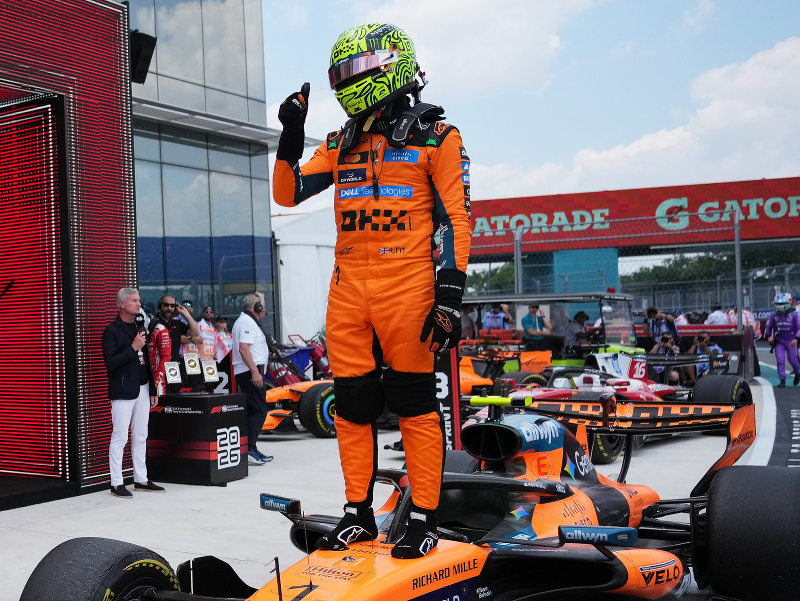 Britský jazdec Lando Norris z tímu McLaren sa teší z víťazstva v šprinte pred Veľkou cenou Miami 