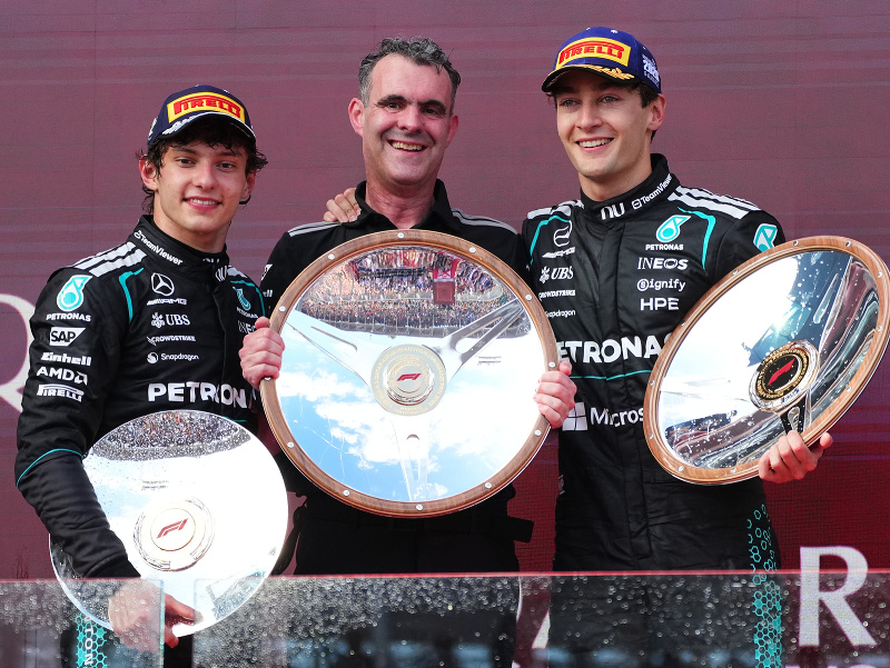 Kimi Antonelli (vľavo) George Russell (vpravo) a výkonný riaditeľ Mercedes AMG High Performance Powertrains Hywel Thomas