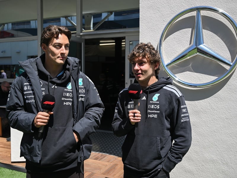 George Russell a Kimi Antonelli pred víkendovým programom Veľkej ceny Kanady
