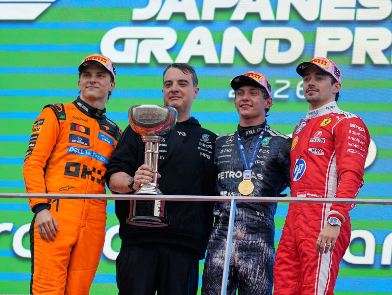 Kimi Antonelli (v strede) sa stal víťazom Veľkej ceny Japonska