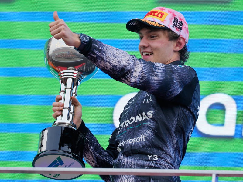 Kimi Antonelli sa stal víťazom Veľkej ceny Japonska