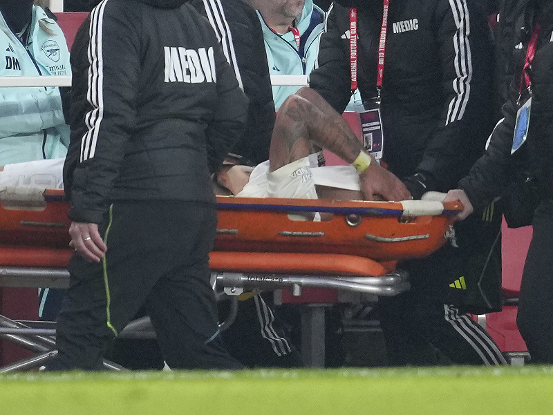 Zranený Gabriel Jesus na nosidlách