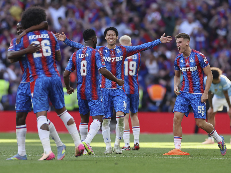 Hráči Crystal Palace FC oslavujú triumf v FA Cupe