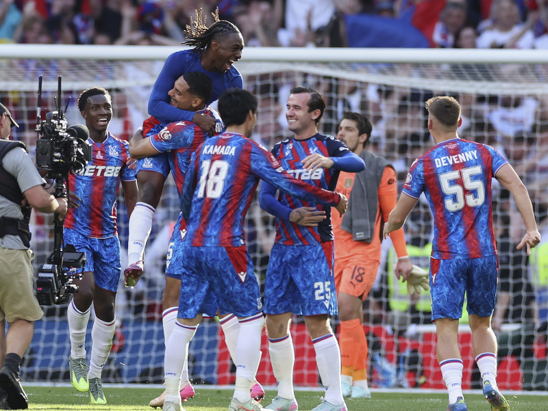 Hráči Crystal Palace FC oslavujú triumf v FA Cupe