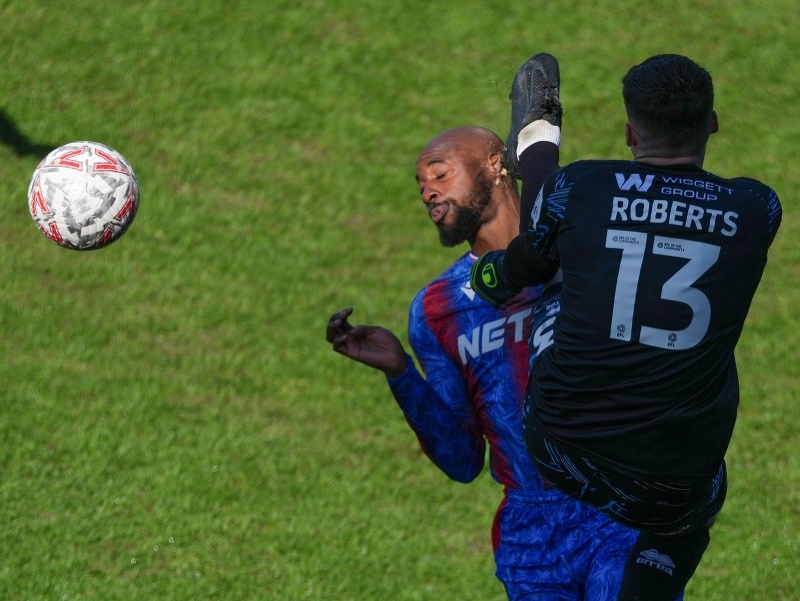 Jean-Philippe Mateta dostáva priamy zásah kopačkou do hlavy od brankára Liama Robertsa