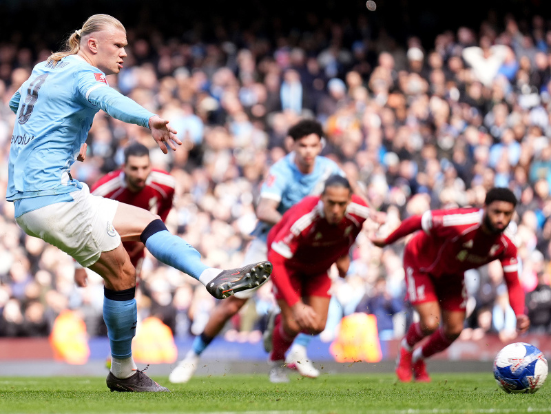 Futbalista Manchestru City Erling Haaland strieľa gól
