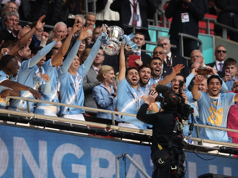 Hráči Manchestru City pózujú s trofejou po víťazstve vo finále FA Cupu