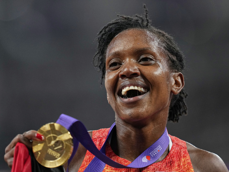 Kenská atlétka Faith Kipyegonová sa raduje z prvého miesta v behu na 1500 m