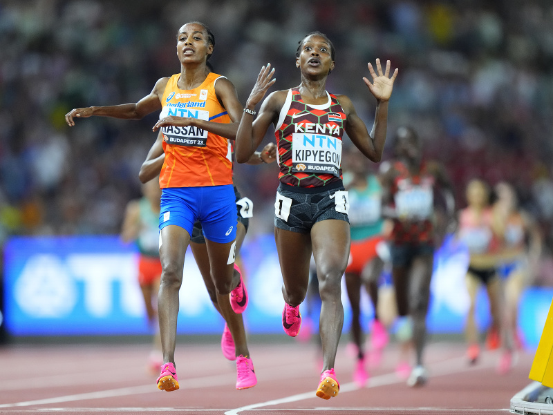 Keňanka Faith Kipyegonová (vpravo) víťazí v behu na 5 000 m na atletických MS v Budapešti