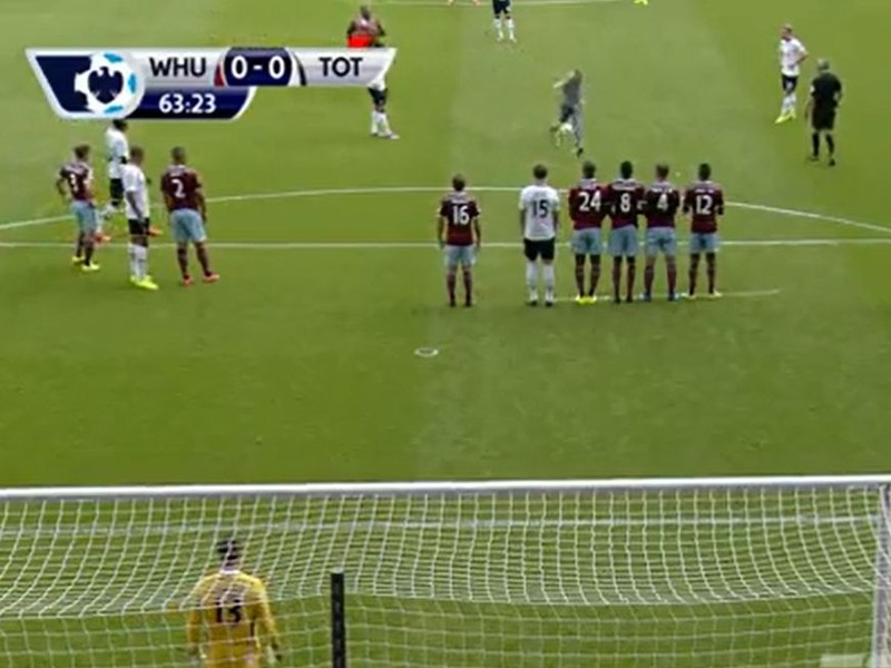 Nadšený fanúšik takto vtrhol na hraciu plochu v zápase medzi West Hamom a Tottenhamom