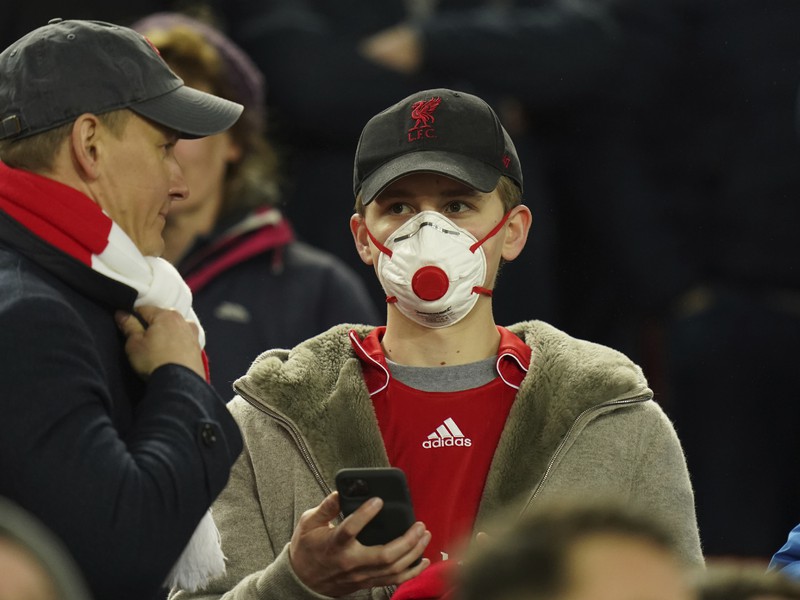 Fanúšik s maskou na ochranu pred koronavírom
