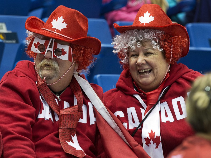 Najväčší fanúšikovia curlingu, očividne z Kanady, podporujú svoj tím v súboji s Lotyšskom