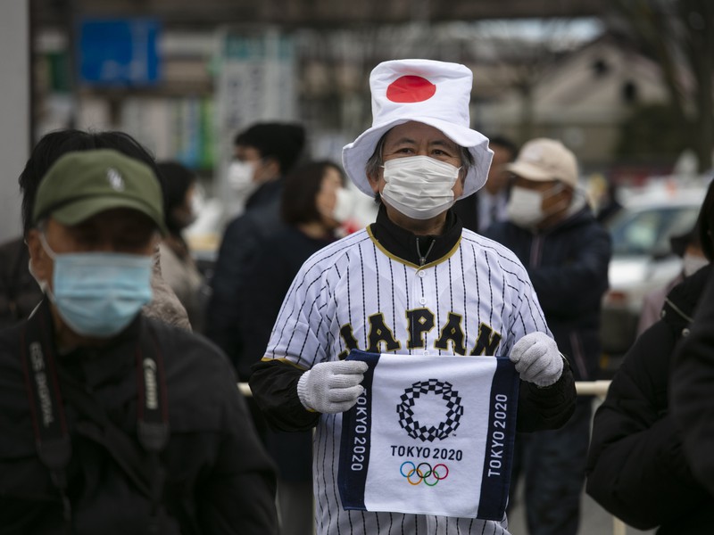 Japonský fanúšik s rúškom na tvári