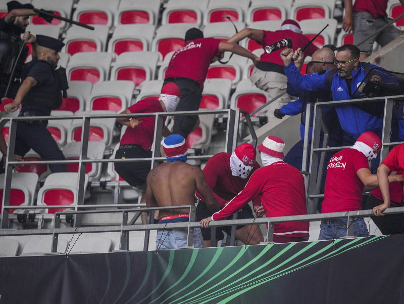 Na snímke fanúšikovia Nice a fanúšikovia Kolína sa bijú na štadióne pred zápasom D-skupiny 1. kola skupinovej fázy EKL vo futbale OGC Nice - 1. FC Kolín 