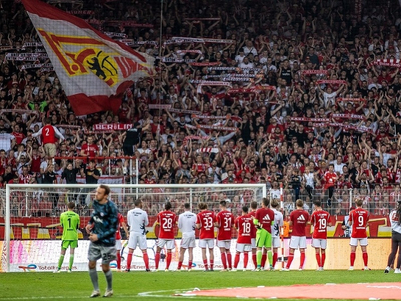 Futbalisti Unionu Berlín sa dočkali potlesku od svojich verných fanúšikov aj napriek prehre