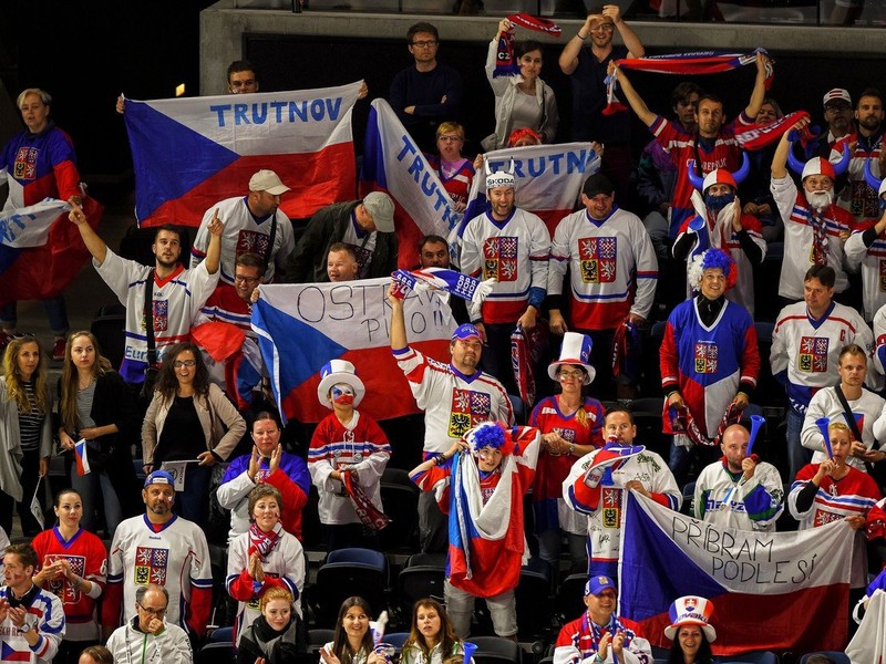 Českí fanúšikovia s vlajkami