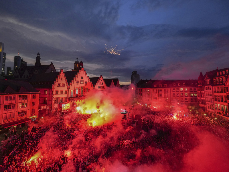 Hráči Eintrachtu Frankfurt to pri oslavách triumfu prehnali
