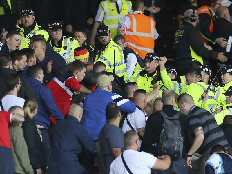 Britská polícia zasahuje proti fanúšikom nemeckého Hannoveru