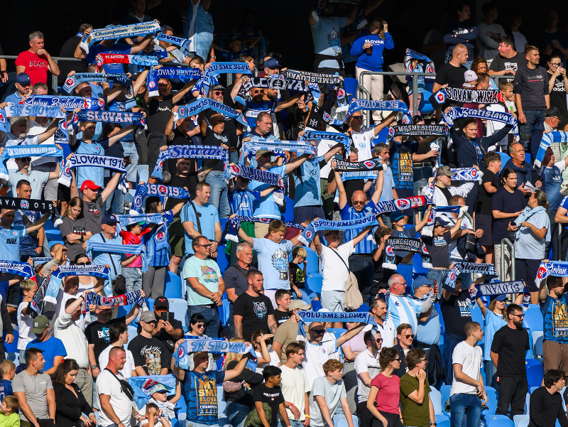 Fanúšikovia ŠK Slovan Bratislava na tribúne