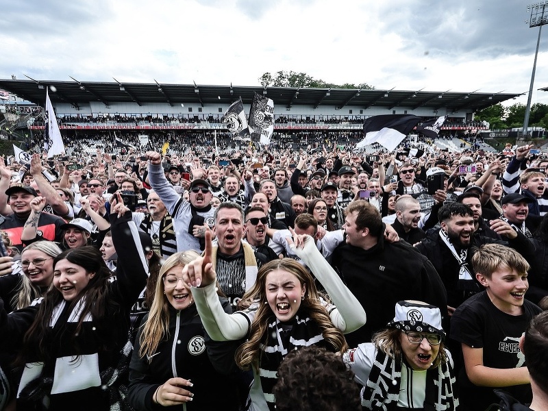 Oslavujúci fanúšikovia nemeckého SV Elversberg