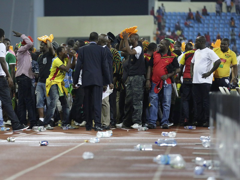 Diváci z Ghany sa zachraňovali pred domácimi výtržníkmi na atletickej dráhe