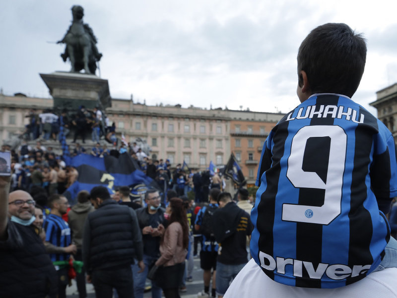 Fanúšikovia Interu Miláno oslavujú titul v talianskej Serii A