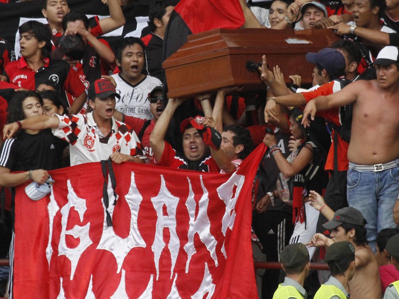 Kolumbijskí fanúšikovia priniesli na futbalový zápas rakvu so zosnulým mladým fanúšikom