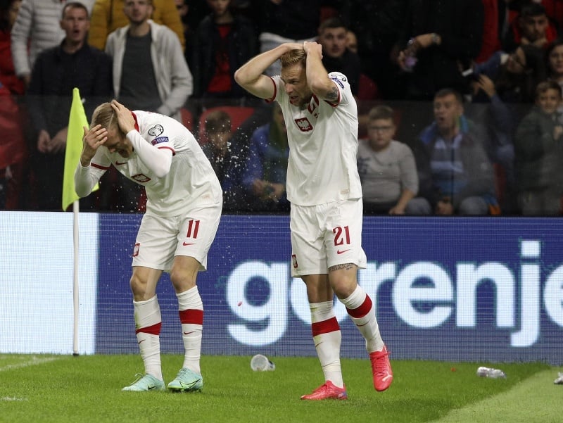 Fanúšikovia Albánska zahádzali hráčov Poľska pohármi