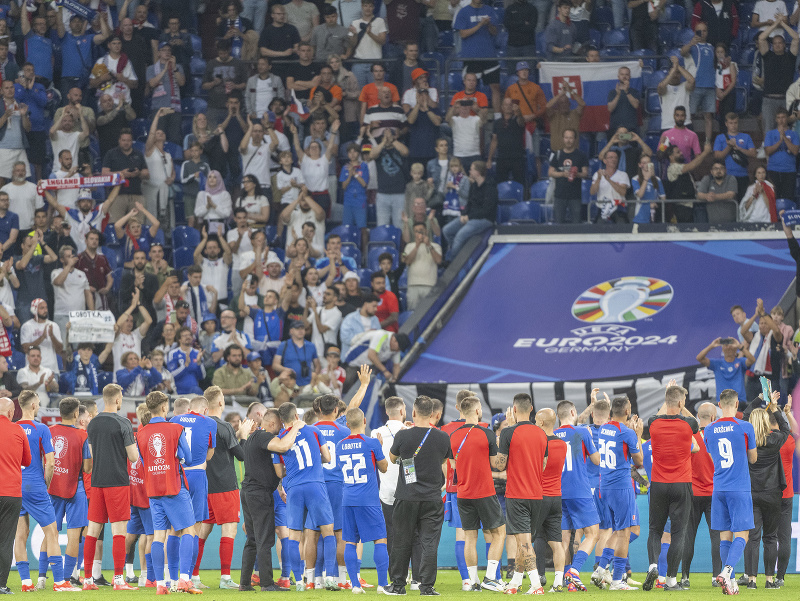 Slovenskí futbalisti ďakujú fanúšikom po smolnej osemfinálovej prehre s Anglickom