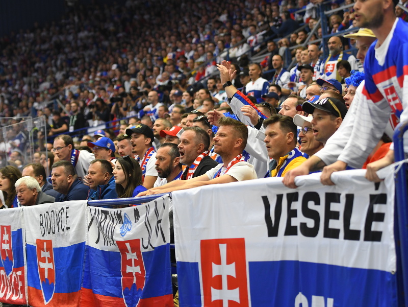 Na snímke slovenskí fanúšikovia povzbudzujú počas zápasu základnej B-skupiny USA - Slovensko na 87. majstrovstvách sveta v ľadovom hokeji v Ostrave