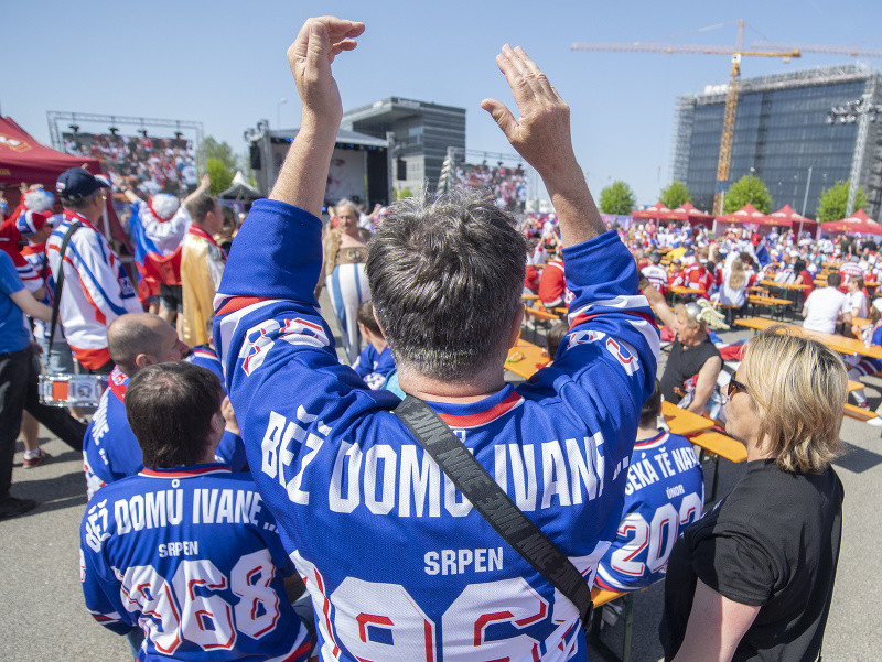 Na snímke slovenskí fanúšikovia pózujú pred Riga Arénou pred zápasom základnej B-skupiny Slovensko - Česko na 86. majstrovstvách sveta v ľadovom hokeji v lotyšskej Rige v piatok 12. mája 2023. 